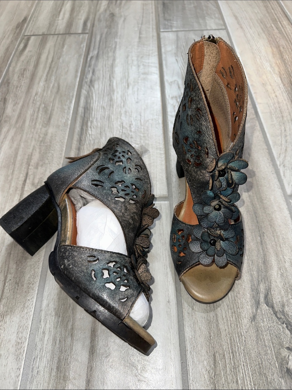 L’Artiste Marieloves-Blum Women's Blue Floral Cutout Block Heel Sandals